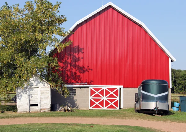 赤の素朴な納屋 — ストック写真