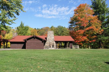 sonbahar yaprakları ile genel sığınak ev