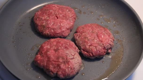 Frituren hamburgers — Stockvideo