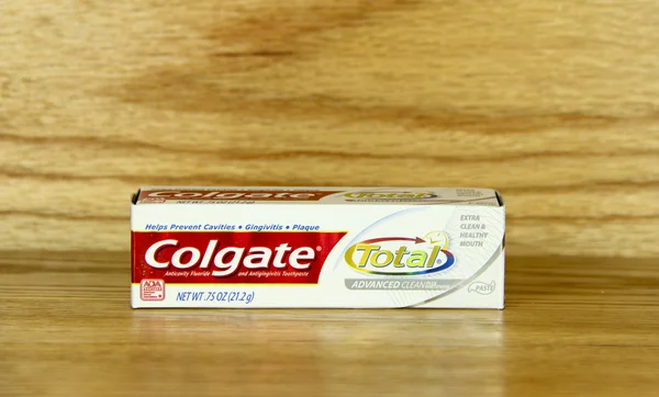 Тюбик зубной пасты Colgate — стоковое фото