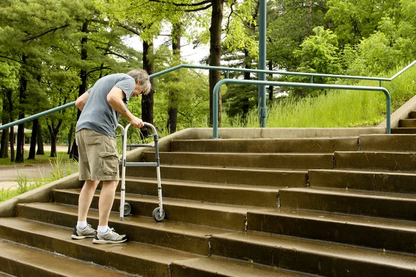 Behinderter Mann mit Rollator — Stockfoto