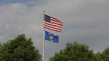 uçan Amerikan ve wisconsin bayrakları
