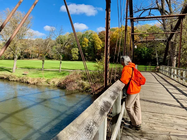 Caminante Vestido Naranja Ardiente Pie Puente Con Vistas — Foto de Stock