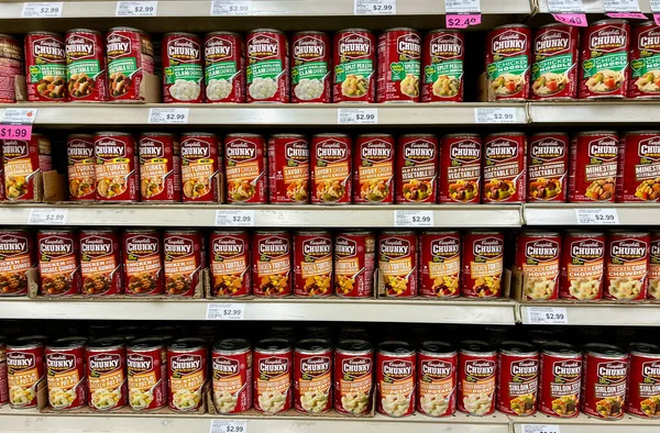 美国威斯康星州斯宾塞2022年2月2日几罐坎贝尔的浓汤放在商店货架上 — 图库照片
