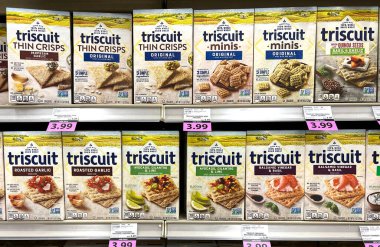 Spencer, Wisconsin, ABD Nisan, 12.2022 Triscuit ince kraker kutuları modern bir mağaza rafında