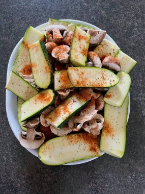 Servis tabağında bir mantar kabağı.