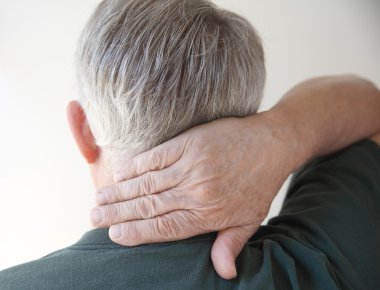Senior hombre con mano en cuello