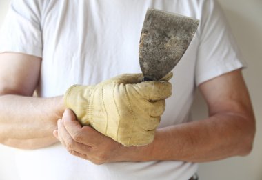 ağrılı bilek ile çalışan adam