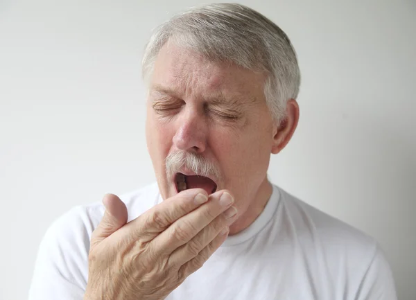 Senior homem se preparando para bocejar ou espirrar — Fotografia de Stock