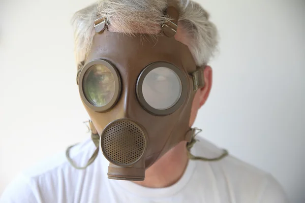 Old gas mask worn by senior man — Stock Photo, Image