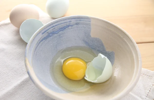 Zerbrochenes Araucana-Ei in einer dekorativen Schüssel — Stockfoto