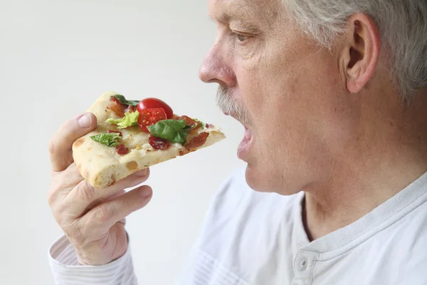 Adam yiyor blt pizza profil görünümü — Stok fotoğraf
