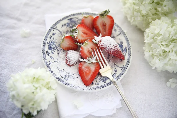 Fraises suggérées avec hortensias — Photo