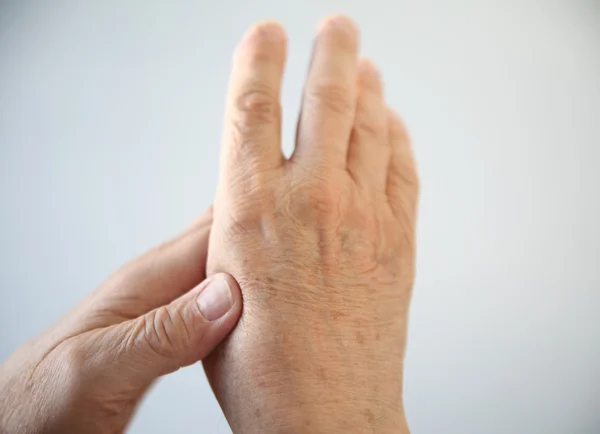 Hombre con la mano dolorida — Foto de Stock