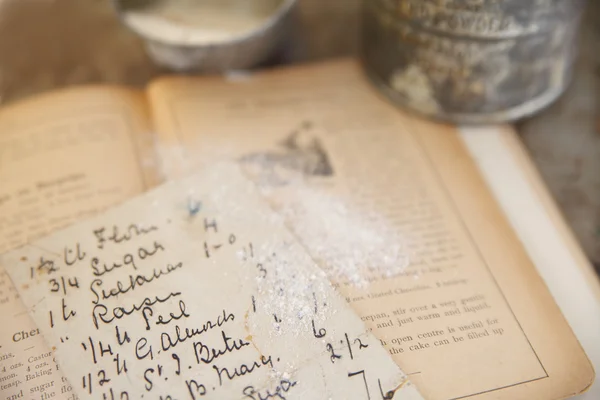 Livre de cuisine vintage avec recette manuscrite — Photo