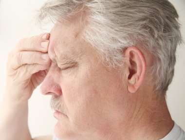 adam göz üzerinde baş ağrısı ile