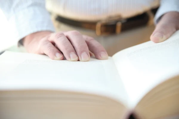 Man läser bok — Stockfoto