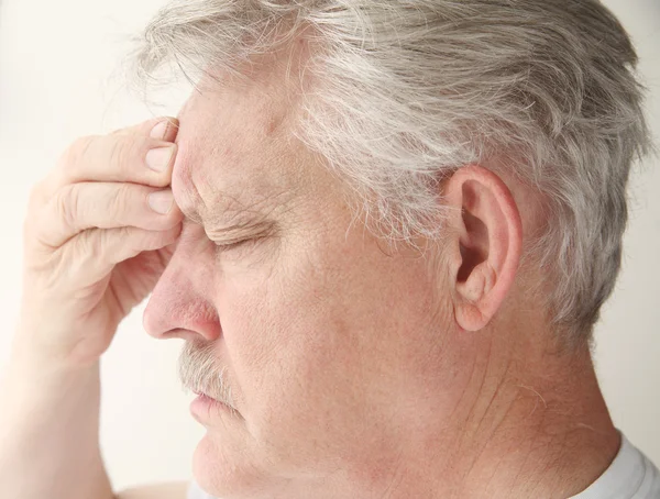 Man met hoofdpijn over oog — Stockfoto