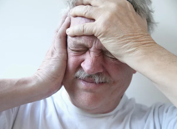 Senior Mann mit schrecklichen Kopfschmerzen — Stockfoto