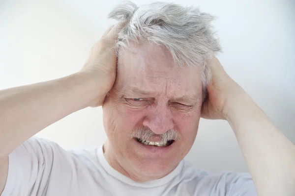 Homem com dor de cabeça intensa — Fotografia de Stock