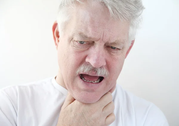 Dolor de garganta en el hombre mayor — Foto de Stock