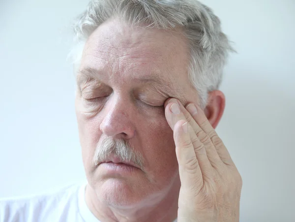 Homme plus âgé avec fatigue oculaire — Photo