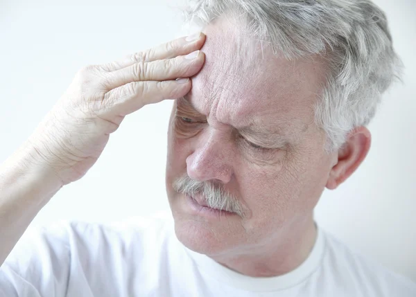 Senior con dolor de cabeza —  Fotos de Stock