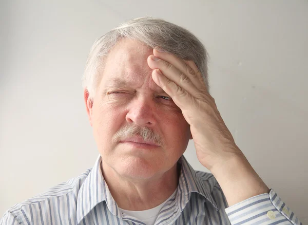 Hombre mayor con dolor de cabeza — Foto de Stock