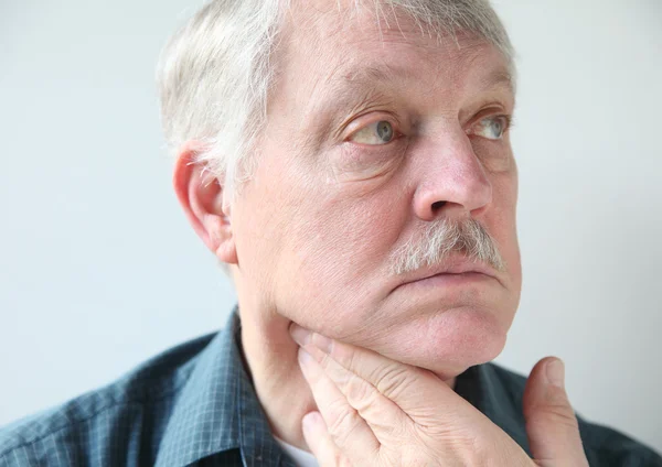 シニア男性の首の痛み — ストック写真