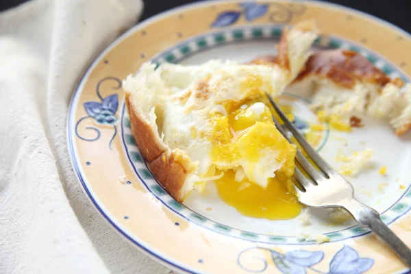 Huevos sobre fácil con pan —  Fotos de Stock