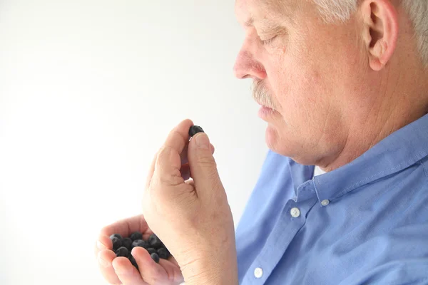 Man with fresh blueberries — Stock Photo, Image