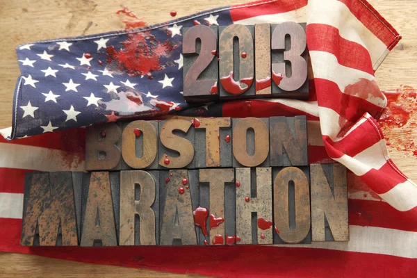 Blodiga amerikanska flaggan med boston marathon ord — Stockfoto