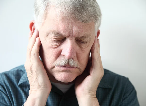 Aîné avec douleur devant les oreilles — Photo