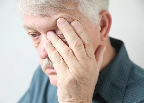 Moe man wrijven zijn oog — Stockfoto