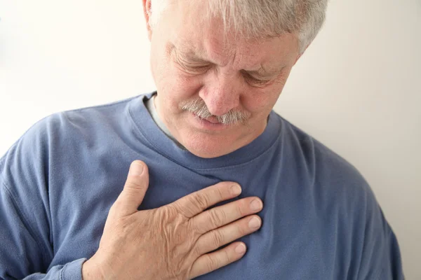 Боль в груди у пожилых мужчин — стоковое фото