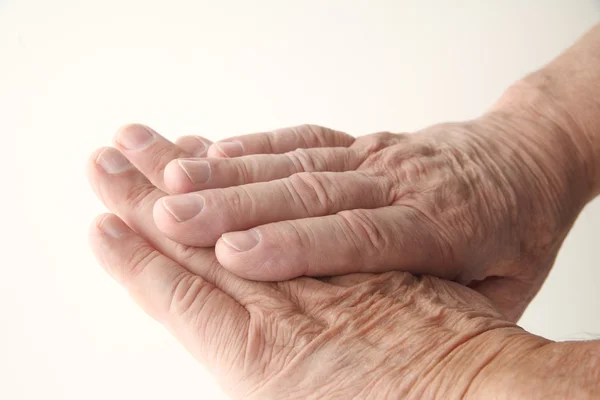 Gerimpelde huid op oudere man handen — Stockfoto