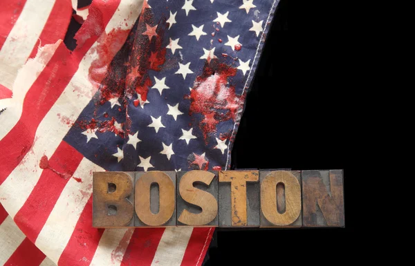 Ślady krwi na flagę usa z boston słowo — Zdjęcie stockowe