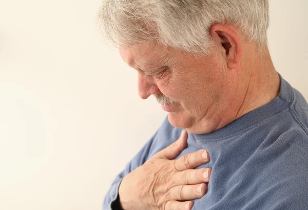 Senior sufre de acidez estomacal o dolor en el pecho — Foto de Stock