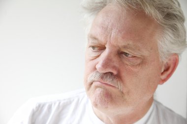 mutsuz kıdemli biri