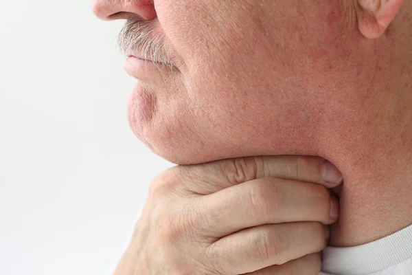 Älterer Mann mit Halsschmerzen — Stockfoto