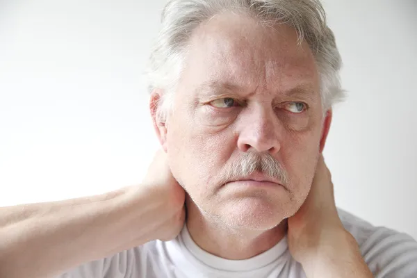 Homem maduro com dor no pescoço — Fotografia de Stock