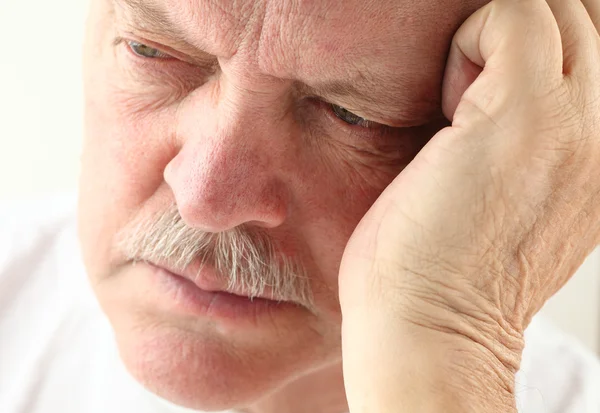 Older man looking depressed — Stock Photo, Image