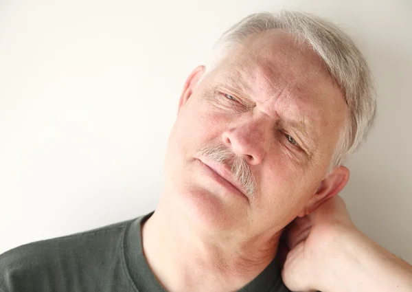 Hombre con dolor de cuello —  Fotos de Stock