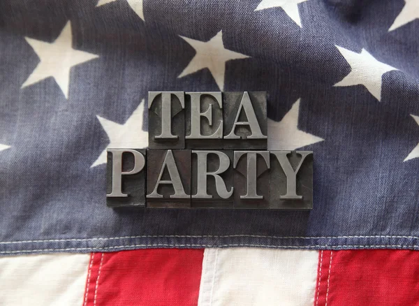 Tea party en métal sur drapeau américain — Photo