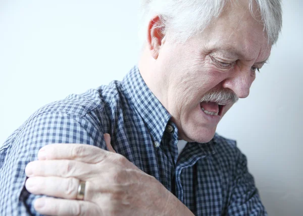 Starke Schmerzen in der Schulter des Seniors — Stockfoto