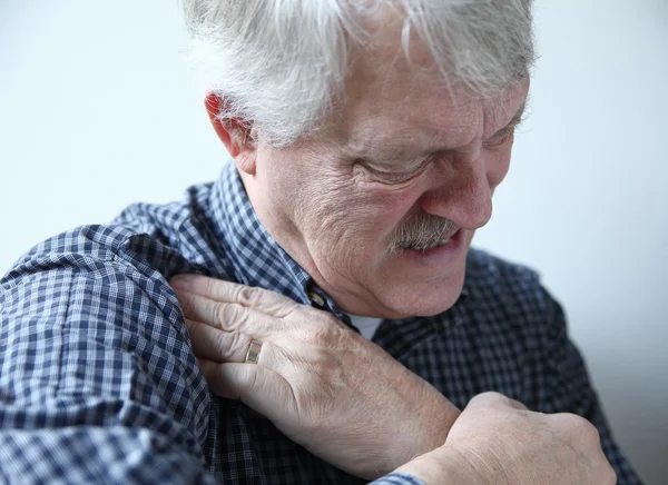 Hombre que sufre de dolores de hombro — Foto de Stock