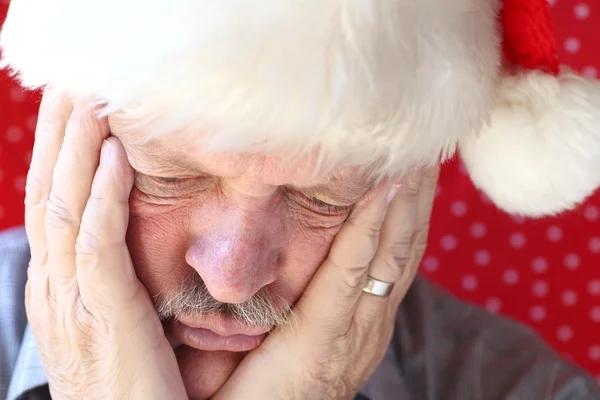 Man kijkt droevig in Kerstman hoed — Stockfoto