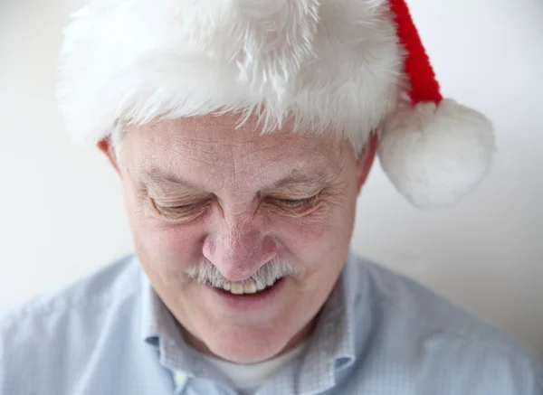 Lächelnder Mann mit Weihnachtsmütze — Stockfoto