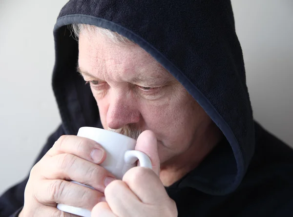 Älterer Mann im Kapuzenpulli mit Kaffee — Stockfoto