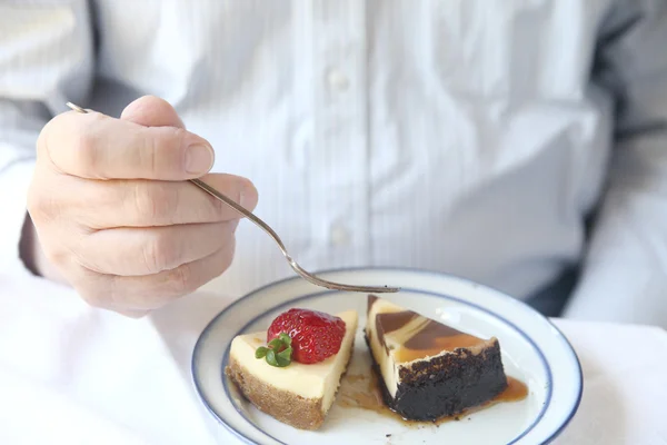 Man with two kinds of cheesecake — Stock Photo, Image